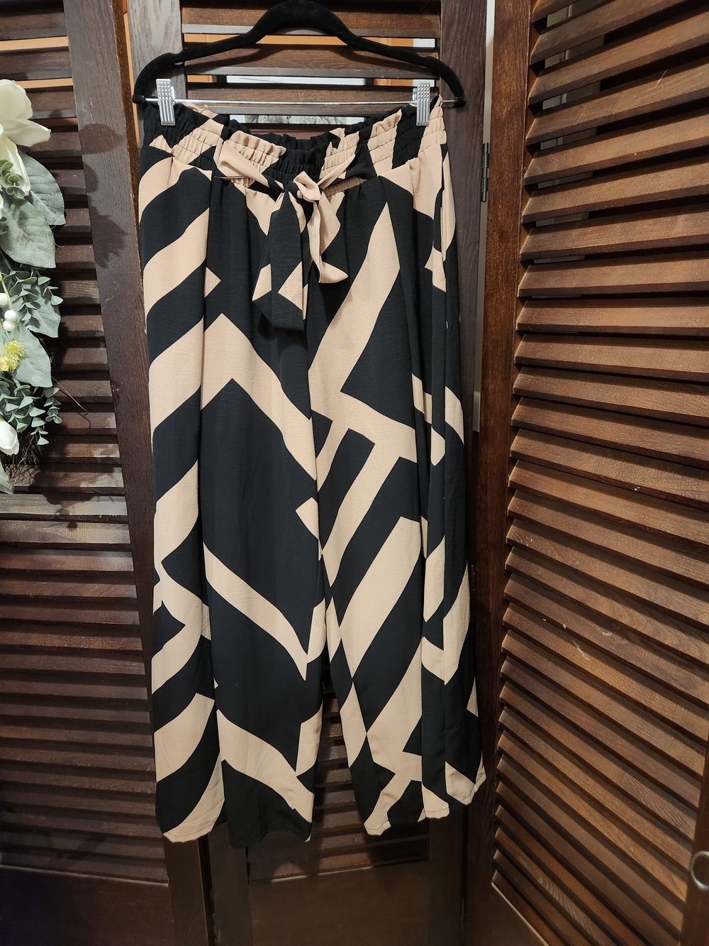 Tie-Waist Wide Leg Pants in Black & Beige Graphic Print